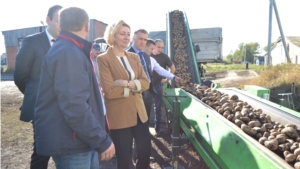 И.о. министра Инна Антонова посетила сельскохозяйственные предприятия Батыревского района
