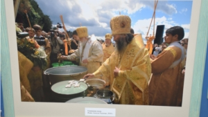 В фойе Дома Правительства состоялось торжественное открытие фотовыставки «Великорецкий крестный ход»