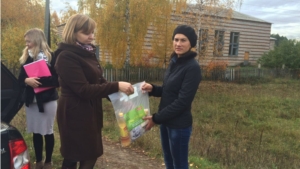 В ходе рейда неблагополучным семьям раздали продуктовые наборы, канцтовары и одежду