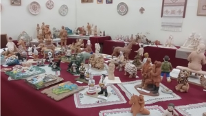 Выставка глиняных фигурок возвращает ...  детство