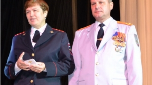 Вручение наград порецким полицейским на торжественном  посвящённом Дню работника органов внутренних дел России, в Алатыре