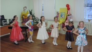 Учащиеся детской школы искусств поздравили с праздником дорогих мам и бабушек
