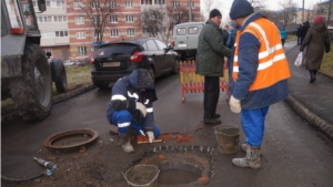 В Ленинском районе на дворовой территории по  ул. Короленко проводятся работы  по поднятию канализационных люков до уровня асфальта