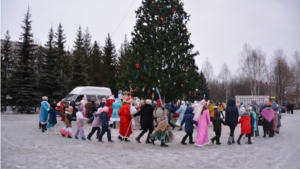 На центральной площади поселка Вурнары зажглась новогодняя елка