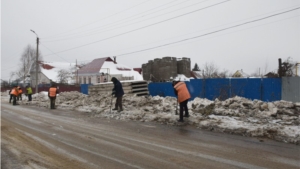 В Шумерле коммунальщики освобождают дороги от «ледяных оков»