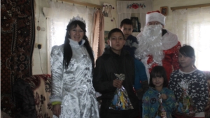 Дед Мороз и Снегурочка подарили новогоднее чудо детям
