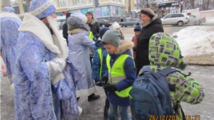 Акция «Новогодний экспресс»: молодежь Ленинского района г.Чебоксары дарит горожанам праздничное настроение