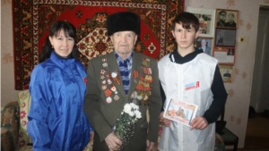 Активисты Молодой Гвардии поздравили Петрова Александра Петровича с 75-ой годовщиной Победы под Сталинградом