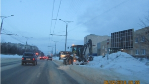 В Калининском районе продолжается усиленная уборка снега