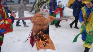 Активисты театральной студии «Пламя» совместно с обучающимися МБОУ «Алгашинская СОШ» разыграли представление праздника Масленица
