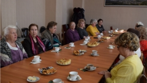 Глава администрации города Шумерля поздравил бывших работниц с Международным женским днем 8 марта