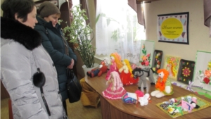 В Ядринской центральной библиотеке открылась творческая выставка «Милые мелочи»