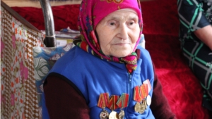 Глава администрации Шумерлинского района поздравил с 90-летием жительницу д. Тугасы