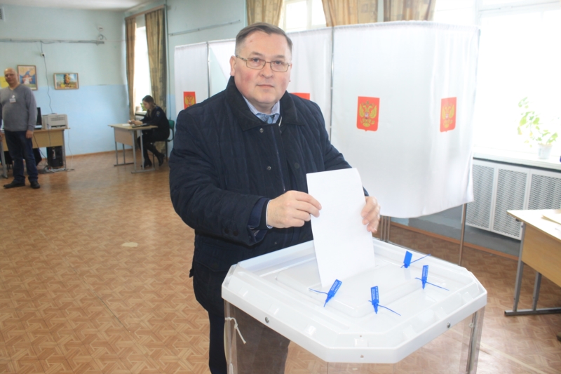 Глава администрации Козловского района Андрей Иванович Васильев принял участие в голосовании на выборах Президента РФ