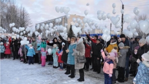 Вурнарцы запустили белые шары в память о погибших при пожаре в Кемерово