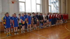 В спортивном зале ФСК «Мариинский» проходит XXVII турнир по волейболу среди мужских команд