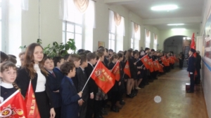 В Гимназии №1 г. Ядрин прошла торжественная линейка, посвященная передаче Знамени Победы.