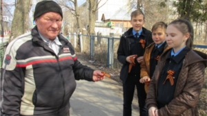 В Ядринском районе началась акция «Георгиевская ленточка», объединяющая людей, которые помнят и чтут подвиг своих предков