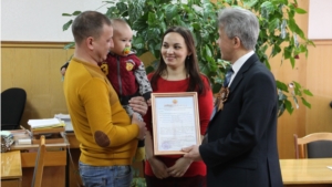 Молодые семьи Шумерлинского района получили сертификаты на жилье