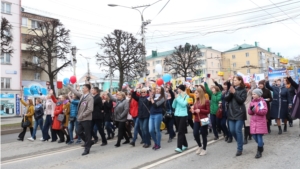 Праздничное шествие по центральной улице