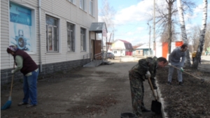 Территория около здания администрации Ядринского городского поселения преобразилась
