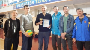 В спортивном зале МАУ ДО «ДЮСШ «ФСК «Присурье» состоялось первенство по волейболу, посвященное фестивалю «МЫ ЗА ТРЕЗВЫЕ СЕМЕЙНЫЕ ТРАДИЦИИ»