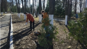 Волонтеры Ленинского района провели традиционный весенний субботник в памятных местах города