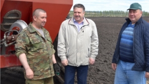 Глава администрации Порецкого района Евгений Лебедев ознакомился с ходом весенне-полевых работ