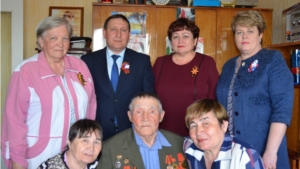 В Мариинско-Посадском районе продолжается вручение подарков ветеранам Великой Отечественной войны