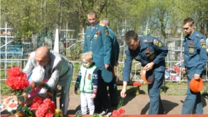 Митинг на кладбище у памятника воинам, умершим от ран в госпиталях города