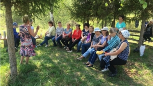 В Год волонтера библиотекари Красноармейского района провели весеннюю акцию по посадке деревьев и цветов на Кедровой тропе