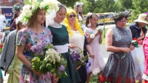 Учебный год в Ядринском районе завершился  уникальным шоу – дефиле  «Цветочная рапсодия»