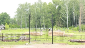 На территории кладбища в деревне Бобылькасы ближется к завершению строительство изгороди