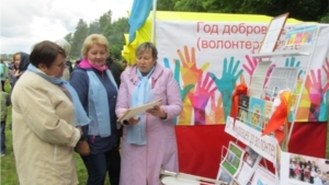 Волонтёры образовательных организаций Ядринского района и коллектив Дома детского творчества на празднике «Акатуй»