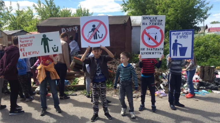 Отдыхающие в лагере «Соснячок» города Шумерля устроили «экологический протест» «Дети против свалок!»