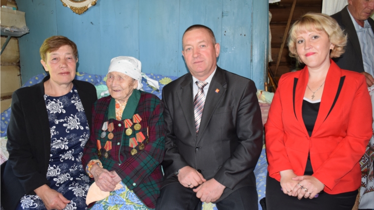 Вдова ветерана Великой Отечественной войны Ирина Кузьминична Максимова принимает поздравления с вековым юбилеем
