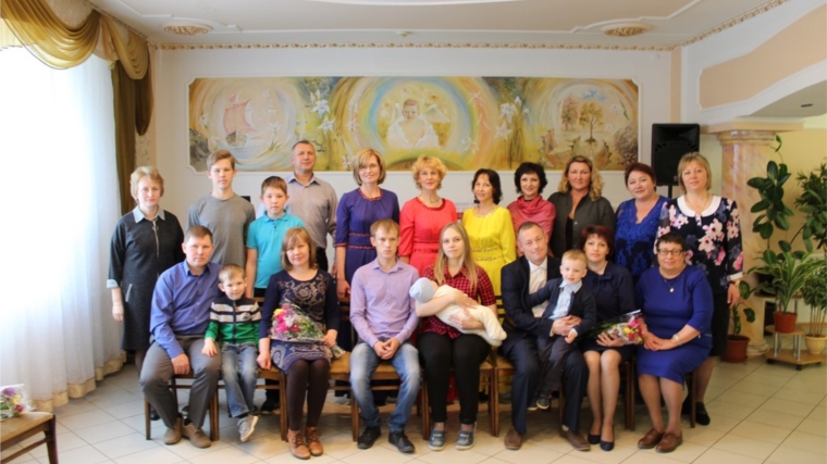 В Семейной гостиной отдела ЗАГС администрации Ядринского района прошел теплый семейный праздник «Папа может всё!», посвященный Дню отца