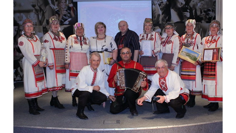 С наградой с Всероссийского конкурса фольклорных ансамблей «Традиции»