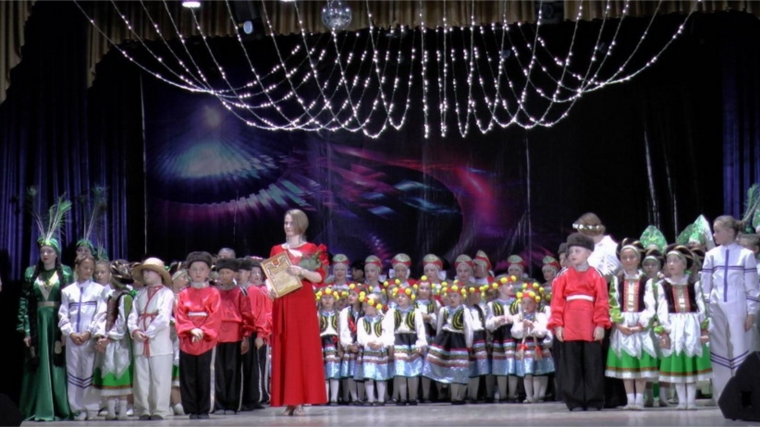 Народный хореографический коллектив «Блеск» ДК «Восход» города Шумерля представил отчетную программу