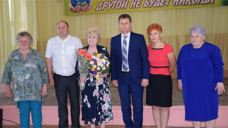 Глава администрации города Шумерля А.Д. Григорьев поздравил ветерана педагогического труда В.Н. Строгову, чей стаж составляет 43 года, с 80-летним юбилеем