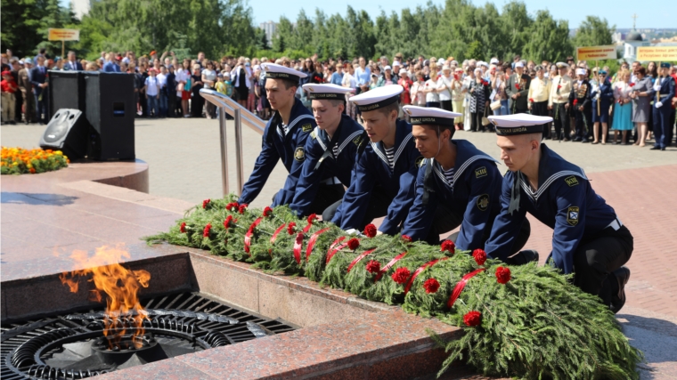 В День памяти и скорби в мемориальном комплексе «Победа» города Чебоксары возложили цветы и венки к Вечному огню