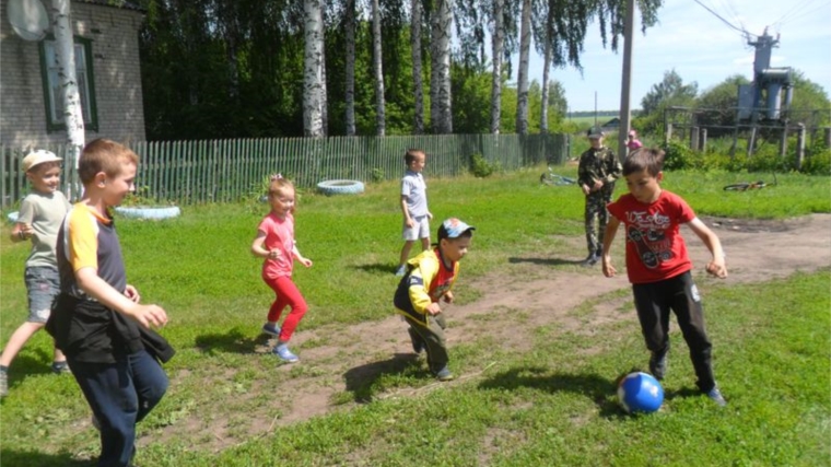 «Футбол – игра не для лентяев, футбол – игра для молодцов» - час спорта в Октябрьском сельском