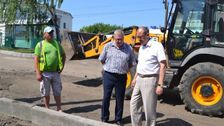 _Глава администрации города Алатыря Юрий Боголюбов ознакомился с ходом дорожных работ