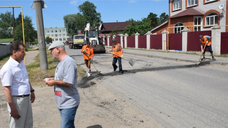 Глава администрации города Шумерля проинспектировал ход ремонта дорог