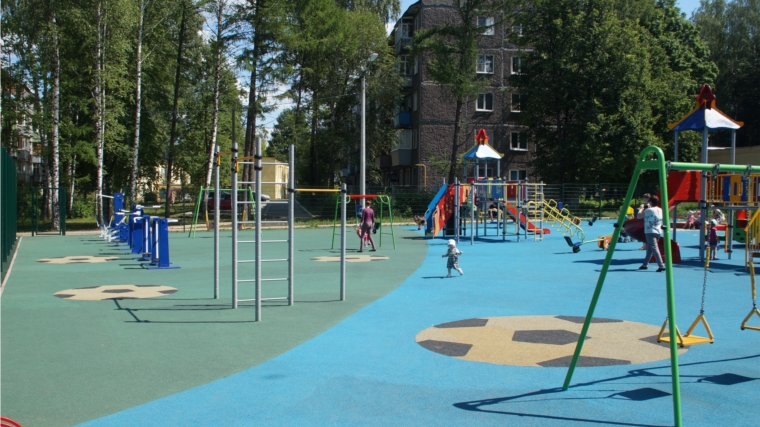 «Формирование комфортной городской среды»: на детской площадке по улице 50 лет Октября уложено искусственное покрытие