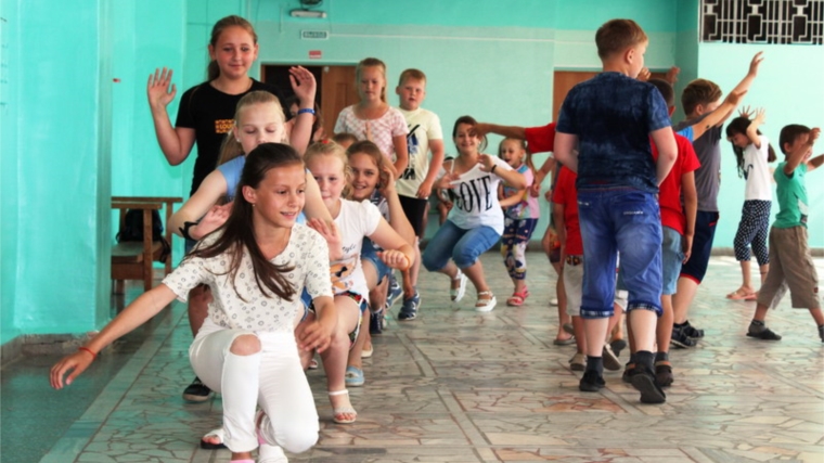 Веселые каникулы: Прошла детская игровая дискотека «Ура, каникулы, танцуй и веселись»