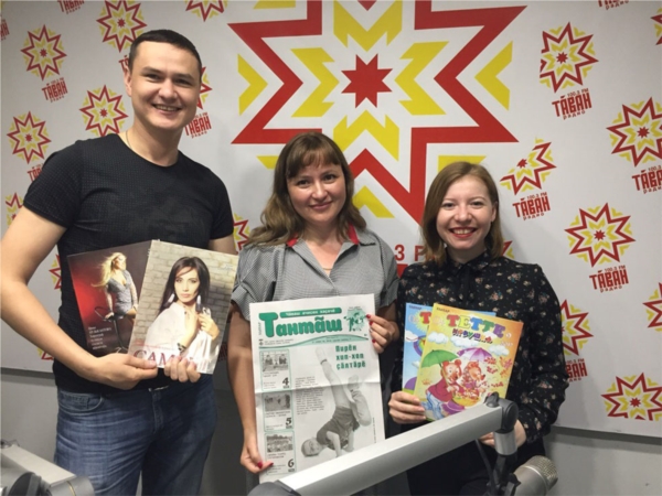 «Хыпар» издательство çурчĕн ача-пăча кăларăмĕсен редакторĕ «Ирхи салам» радиокăларăмра хăнара пулчĕ