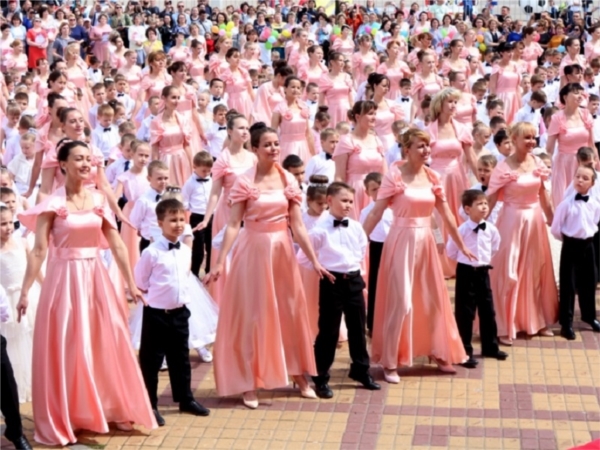 Более тысячи дошколят, их родителей, воспитателей стали участниками III Выпускного бала на Красной площади Чебоксар