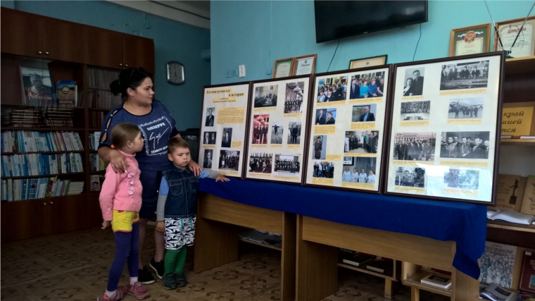 Тренькасинская сельская библиотека: открылась передвижная фотовыставка «Его имя останется в истории», посвященная 100-летию А.С. Ерлакова