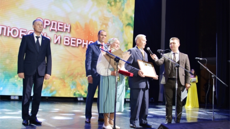 Глава города Чебоксары Евгений Кадышев принял участие в торжественном мероприятии, посвященном Дню семьи, любви и верности